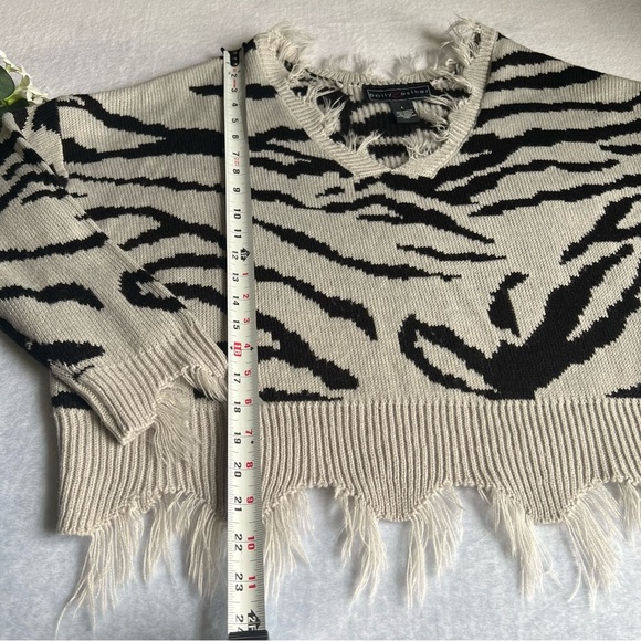 Polly & Esther Size L Women’s Animal Print Destructed Sweater - Picture 7 of 12